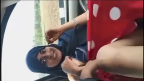 Hijabi Girl Sex in Car